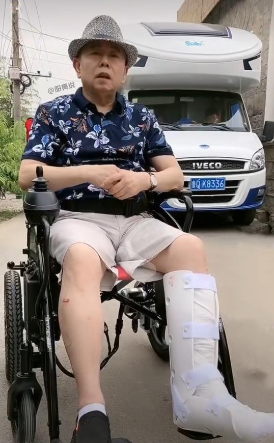 潘長江坐輪椅回應拍戲受傷：粉碎性骨折，但戲還得拍