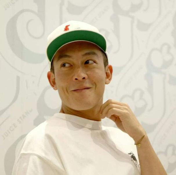 陈冠希直播满脸胡茬，曾经的男神已不复存在，留下的只是满脸沧桑