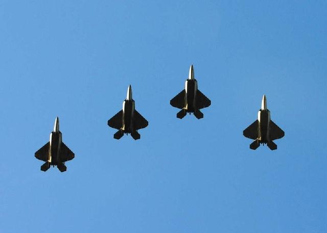 18架F22掉头一路南下，不顾警告飞越海峡，头号对手无奈选择退让