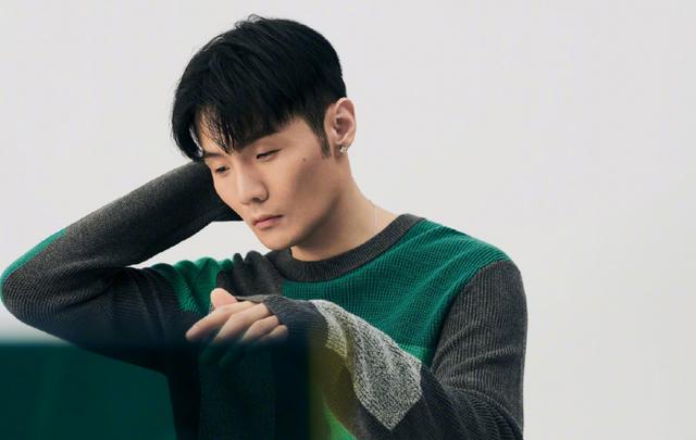 李荣浩被网友调侃眼小后，杨丞琳亲自“内涵”