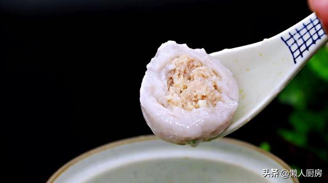 不需要油炸，教你芋头的新做法，配上猪肉馅，吃起来那叫一个香