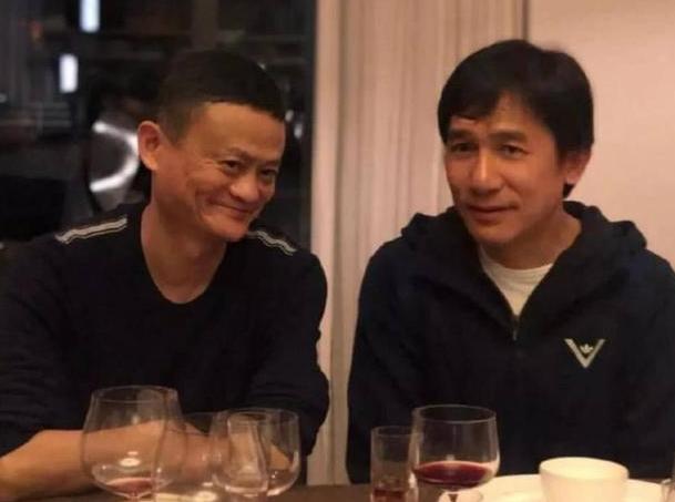 马云请比尔盖茨吃饭，看清桌上这道菜的价格，网友：贫穷限制想象