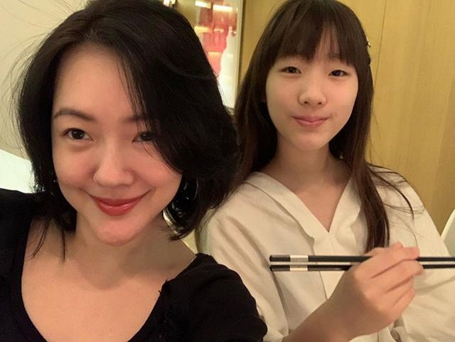 小S大女儿许曦文罕见晒自拍，素颜微笑出镜，高级脸也能清纯