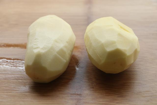 伏天土豆别炖了，学会新吃法，蒸一蒸当饭又当菜，太美味了