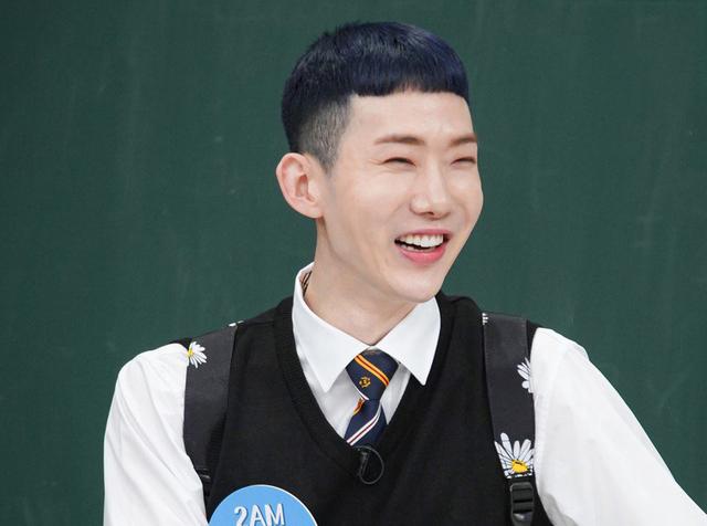 韩国2AM队长赵权服役时母亲患病，前辈姐姐金惠秀的举动令人感动