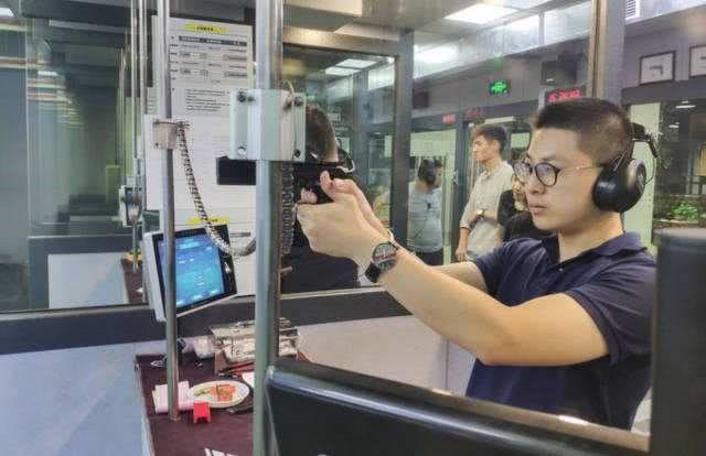 中国有真枪体验馆吗？有，普通人也能玩，但要