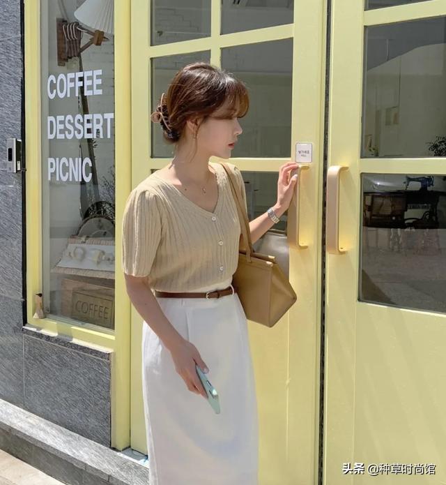 别再跟风穿T恤了，今年巨流行的“短袖”长这样