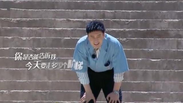 爬2000台阶满头大汗！黄晓明素颜曝光，网友：怎么好像朱之文？