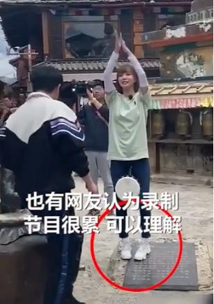 《极挑》录制事多，郭京飞王珞丹坐雕塑踩石碑，周冬雨脚踢古建筑