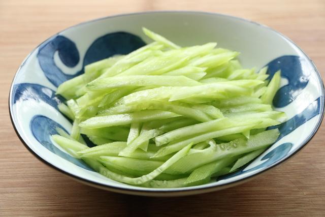 夏天別吃拉面扯面了，這樣做簡單快手，勁道爽滑，開胃又解饞