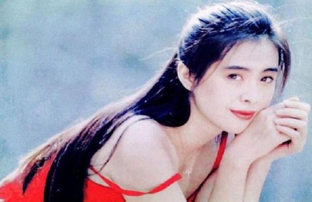 王祖贤30年前故宫拍广告，谁注意到她背后的群演，今成为圈内红人