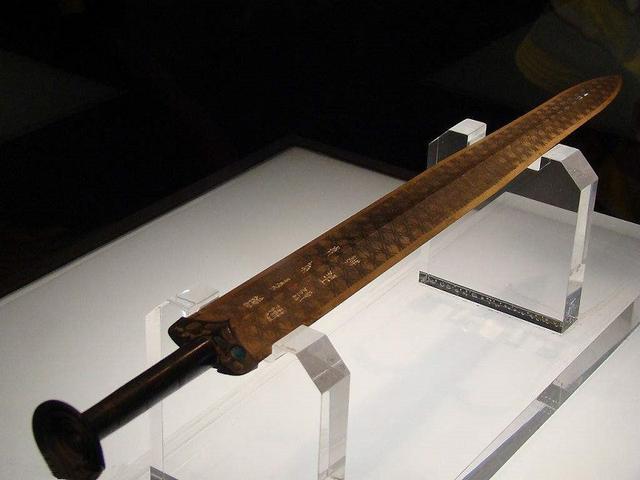 在古代社会，为何佩戴刀剑逛街都没事，私藏盔