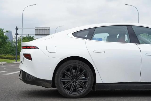 特斯拉慘遭小鵬P7降維打擊，22.99萬起要什么自行車