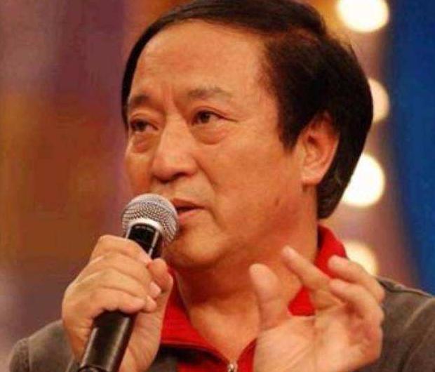 2000年，牛群为贫困学校募捐，却遭质疑被逼“裸