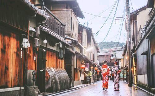 在日本旅游，遇见本地人对你弯食指，导游：那