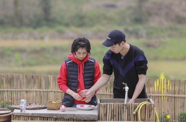 张子枫上节目只顾学习，看清卷子，真学假学一