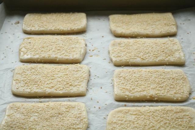 家里有面粉试试这样吃，层次多又酥脆，食材简单，做法一看就会