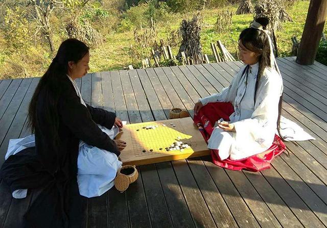 男子隐居海拔千米深山8年，与女弟子结婚生娃，