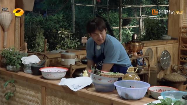 黄磊第一次做菜失败很难受，维嘉自责，冒着致癌的风险吃鸡