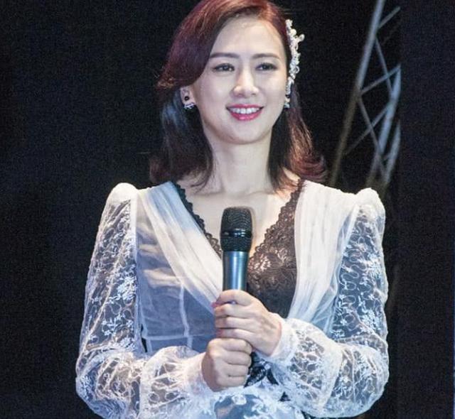 翁虹才是高配版的女人身材，虽然看着不瘦，但