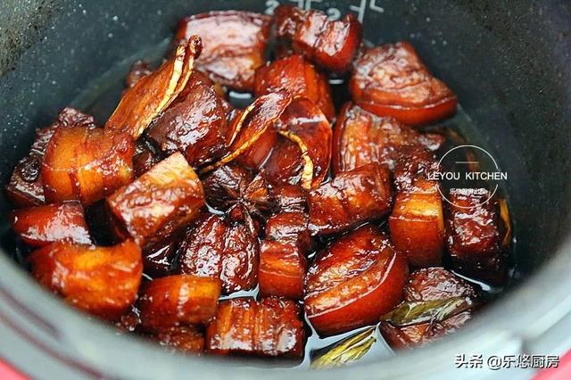 4种电饭锅炖肉方法，简单方便，炖好的肉红亮诱人，不输传统做法