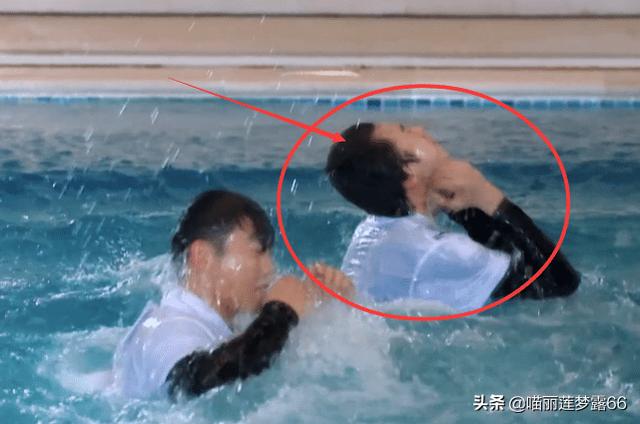 明星偶像包袱多重?落水反应:Baby捏鼻子，蔡徐坤撩发，汪苏泷挡脸