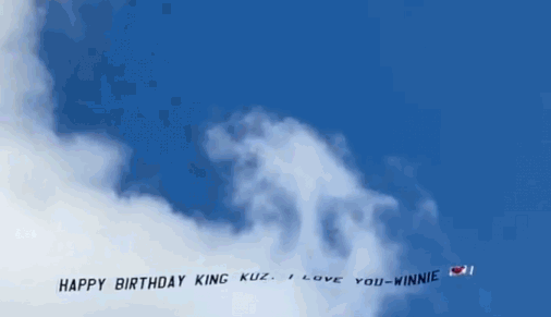 大型虐狗现场，库兹马25岁生日，超模女友雇飞机拉横幅：我爱你