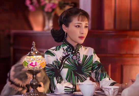 美女旗袍側面開叉