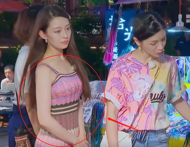 吉娜穿紧身吊带裙，张歆艺搂她腰的那一刻，才知道啥叫“巴掌腰”