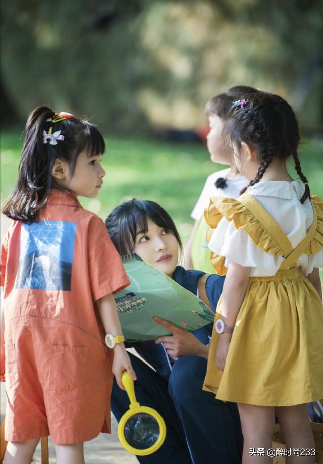 郑爽《奇妙小森林》造型，一身蓝色复古校服+高