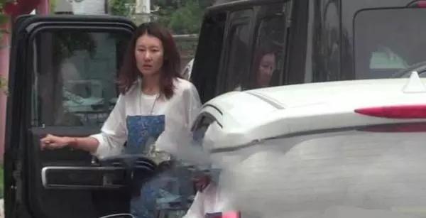 王宝强女友素颜现身，开男友豪车上班，全身穿