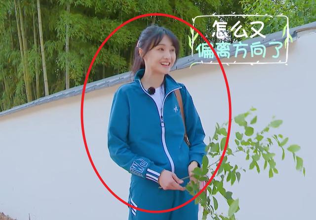 有种“时尚”叫郑爽的腰带，一条不够就用两条