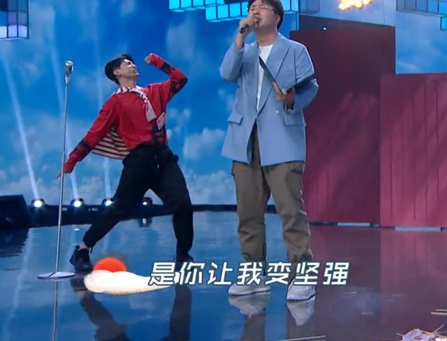 杨幂看表演太嗨，看到她一直拍谁的大腿，一点也不知道避嫌