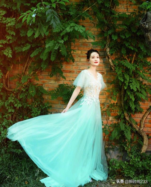 李沁井柏然同框合唱，一个绿裙仙气十足，一个粉色西装清新帅气