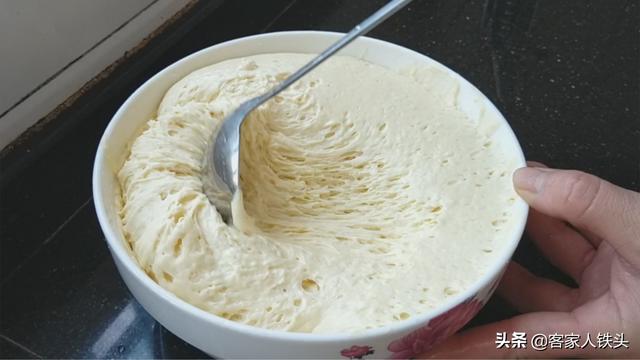 面粉中打入3个鸡蛋，筷子一搅装6碗，早餐一人吃一碗，简单营养
