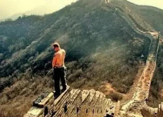 游客不讲文明，丢人丢到国外，哪个国家的游客