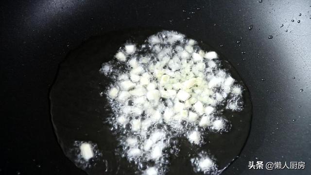 先蒸后炒，这样做出来的茄子不吸油，配上牛肉末一起炒，下饭好吃