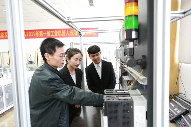 五百强合作单位多，还是全川唯一一所电子信息类公办高等职业院校