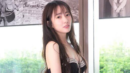 记得《爱情公寓》里诺澜吗？现开启“脱缰式发育”，美成男人梦想