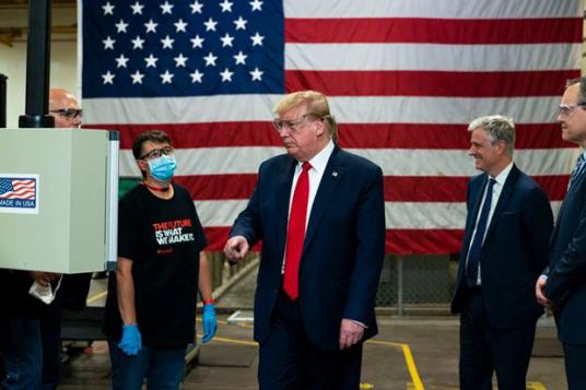 特朗普终于见识新冠病毒可怕，下令白宫全员要戴口罩，自己除外