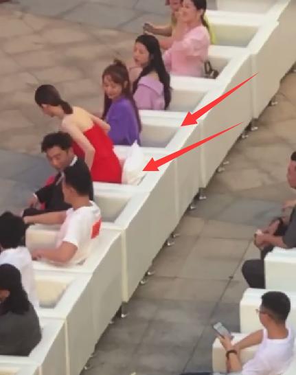 都说苗苗挺大孕肚太辛苦，坐下时，看到郑恺暖心举动，嫉妒了