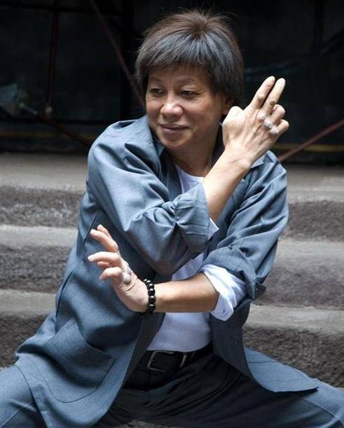 “火云邪神”梁小龙：单挑十几人，妻子却被泼