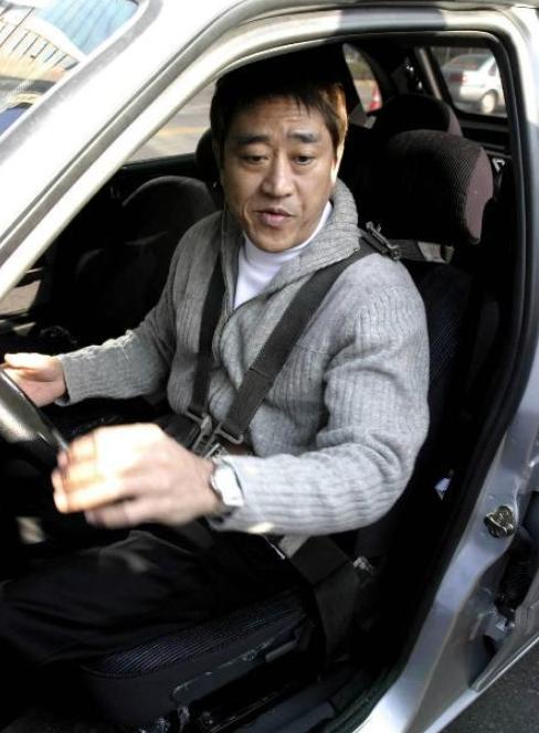 柯有伦官宣妻子怀孕，晒八月孕照合影，分享孕期趣事