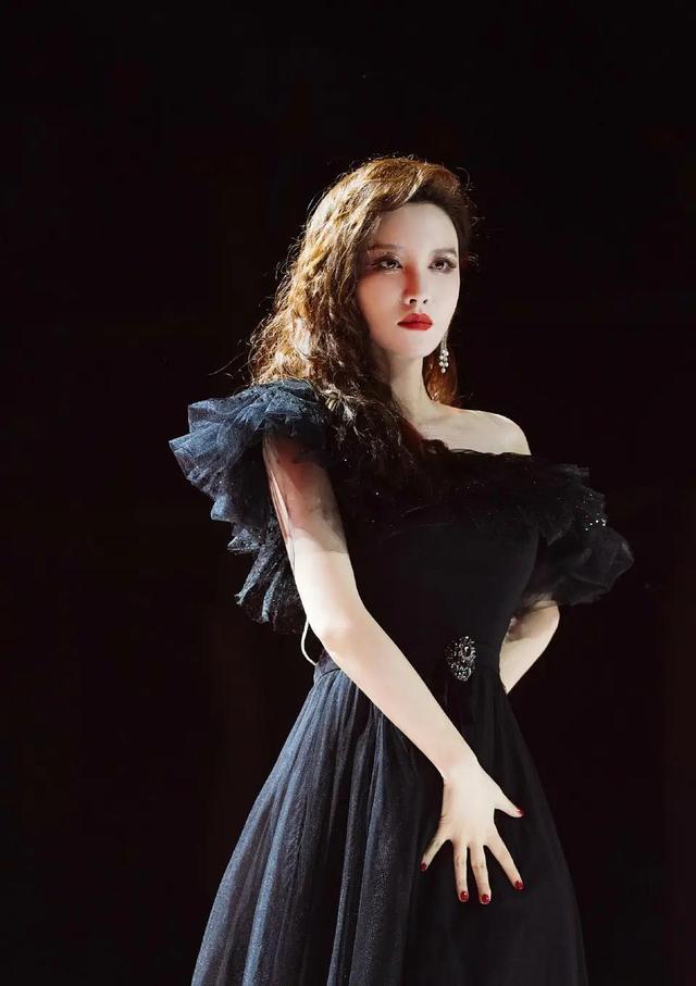 《浪姐》造型谁成功？钟丽缇自己设计获赞，张雨绮穿皮草像暴发户