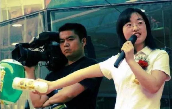 她13岁成谋女郎一举成名，被张艺谋一句话劝退，