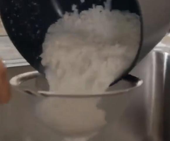 教程|BBC蛋炒饭教程气坏亚洲网友直呼这么做考虑过蛋炒饭的感受么？