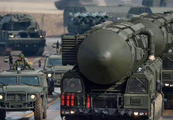 美国军事第一，为何却不敢和俄撕破脸？英专家