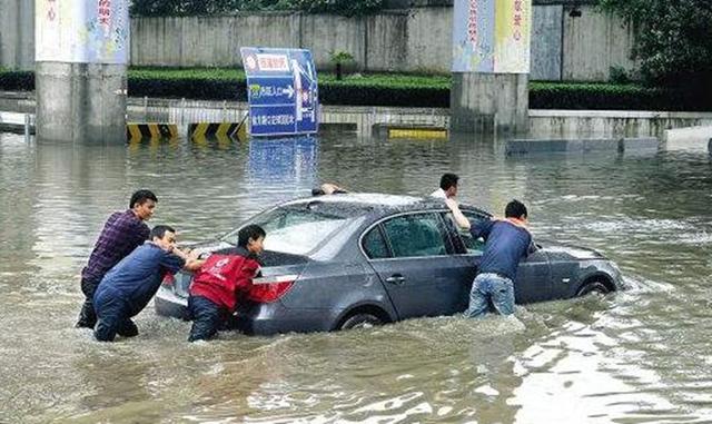 一場(chǎng)大暴雨，揭開新能源車的“遮羞布”，車主：買了個(gè)“爹”