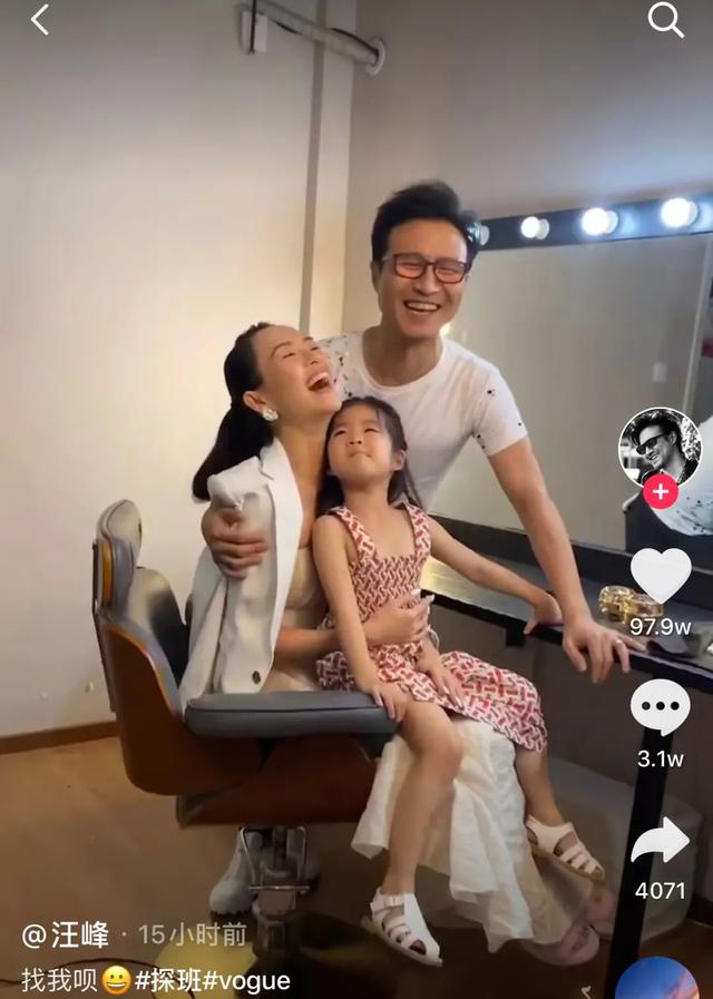 汪峰探班章子怡，女儿醒醒撞脸小苹果，一家三口同框超幸福