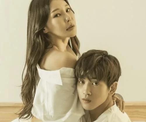 拒绝过王思聪，因高颜值被小17岁小鲜肉追求，今